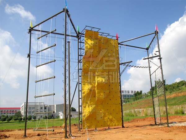 攀爬攀岩墙会让你体会到登顶时的快乐！